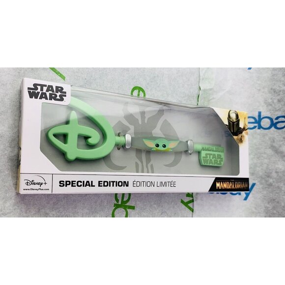 DISNEY STORE~THE CHILD~SPECIAL EDITION KEY STAR WARS~THE MANDALORIAN - Picture 5 of 5